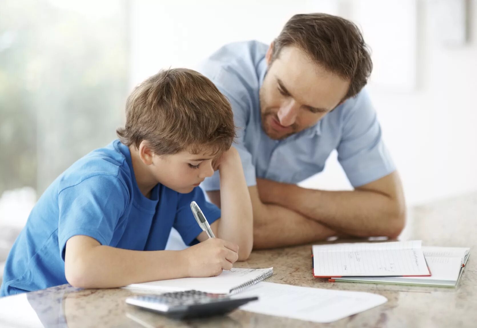 His father a teacher. Родители и школьники. Родители и домашнее задание. Домашнее задание для детей. Родители учат детей.