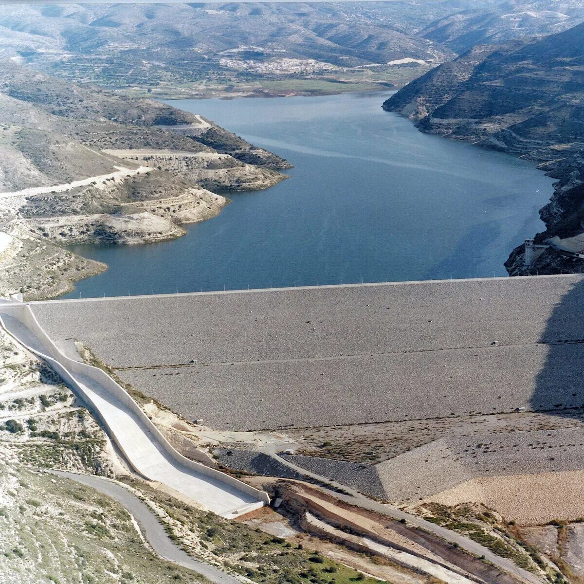 Водохранилище это. Дамба Курис Кипр. Плотина Курис. Водохранилище Курис на Кипре. Водохранилище Хирфанлы.