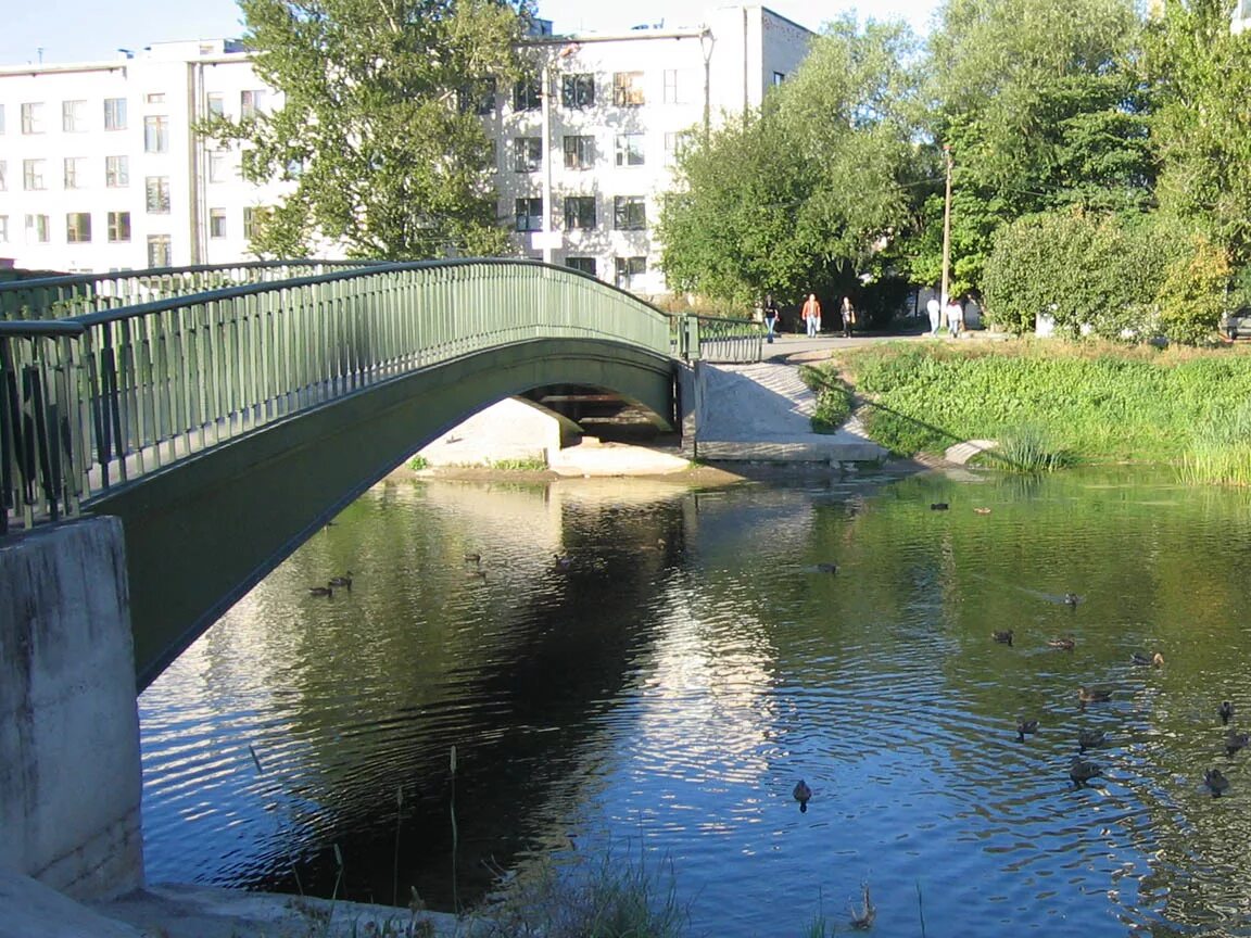 Коньковские пруды москва. Пруд парк олимпийской деревни москва. Река на юго западе. Илеть река марий эл весной. Река дачная спб.