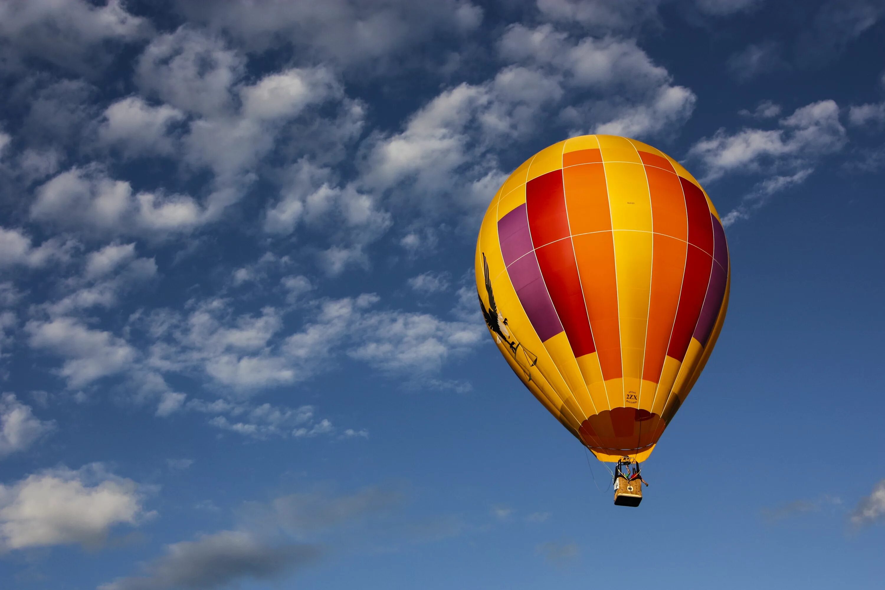 Balloon fly. Воздушный шар. Воздушный шар с корзиной. Пассажирский воздушный шар. Воздушный шар с корзиной в небе.