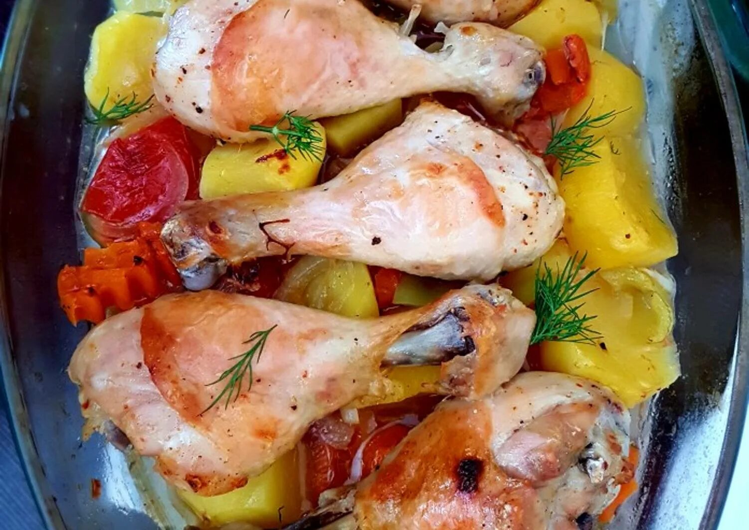Как вкусно запечь куриную голень в духовке. Голень куриная в маринаде. куриные голени с овощами в духовке. голень с овощами в духовке. куриные ножки с овощами в духовке.