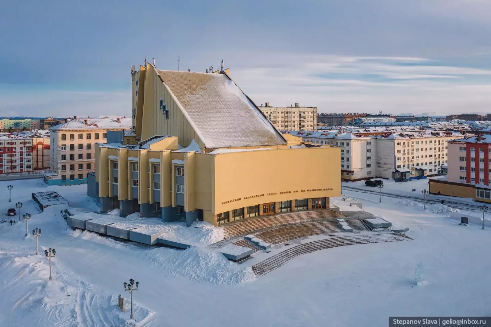 Окрестности норильска. Норильский Заполярный театр драмы. Норильский Заполярный театр драмы Красноярск. Норильский Заполярный театр драмы имени в. Маяковского. Город Норильск.