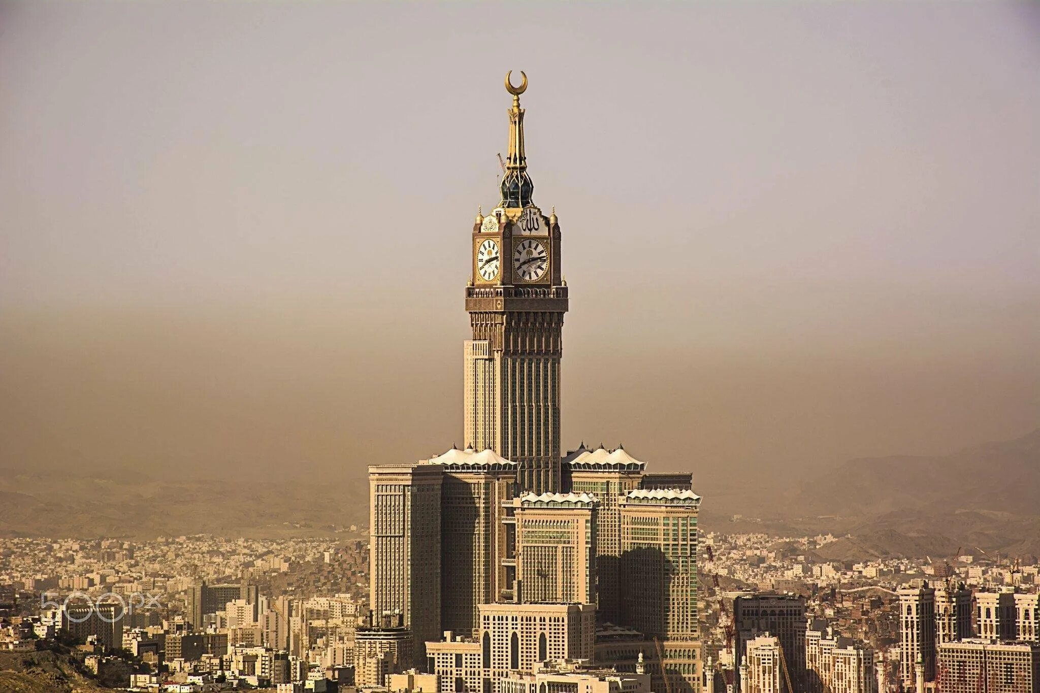 Часовая башня Абрадж Аль-Бейт. Абрадж Аль-Бейт (часовая Королевская башня). Абрач альбейт Саудовская Аравия. Часовая башня комплекса Абрадж Аль-Бейт, Мекка (Саудовская Аравия).
