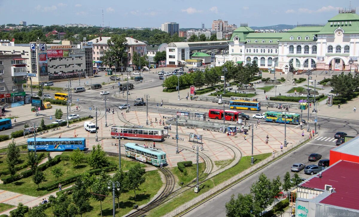 Вокзальная площадь Хабаровск. Хабаровск ж/д вокзал площадь. Железнодорожный вокзал Хабаровск. Город Хабаровск ЖД вокзал. Пл вокзальная