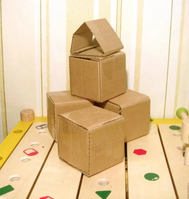 Куб из картона. Куб из картонной коробки. Домик из картонных кубиков. Кубик из картона. Самодельный куб