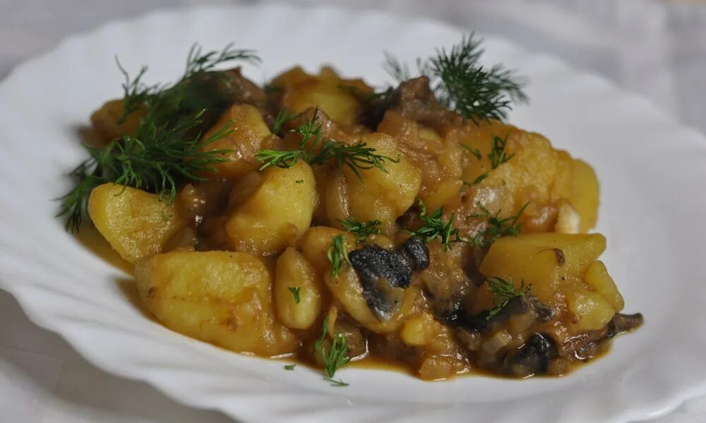 Копченая картошка с грибами. Тушеная картошка с грибами. картофель тушеный с грибами и луком. тушеная картошка с шампиньонами. картофель тушеный с мясом и грибами.