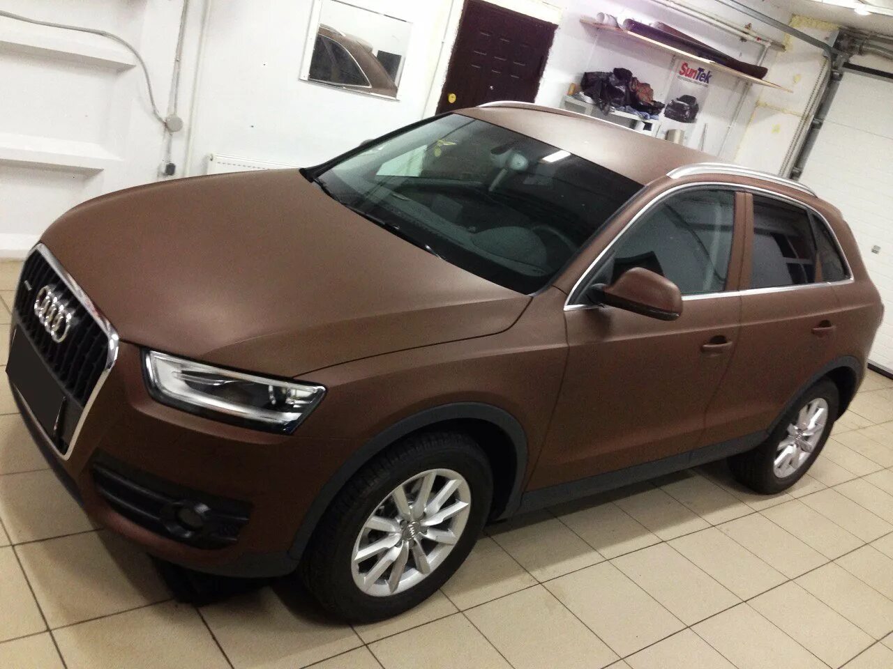 Brown car. Audi q3 коричневая. Audi q7 коричневый матовый. Ауди q3 в пленке. Темно коричневый Ауди q3.