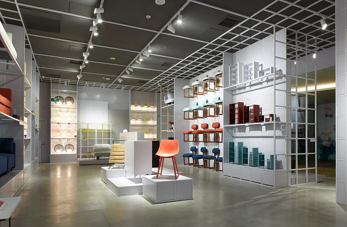 магазин красок шоу рум. Marabu краска-спрей для ткани. магазин одежды с высокими потолками. краска для ткани несмываемая. краски магазин одежды.