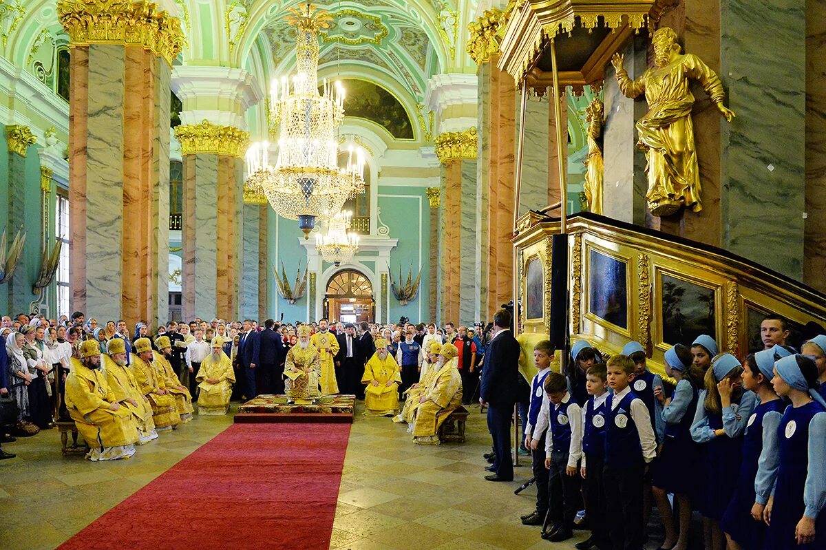 Патриарх кирилл в томске петропавловском соборе. Служба в петропавловском соборе. Храм апостола петра божественная литургия санкт петербург. Литургия в петропавловском соборе петербурга. Литургия в петропавловском соборе.