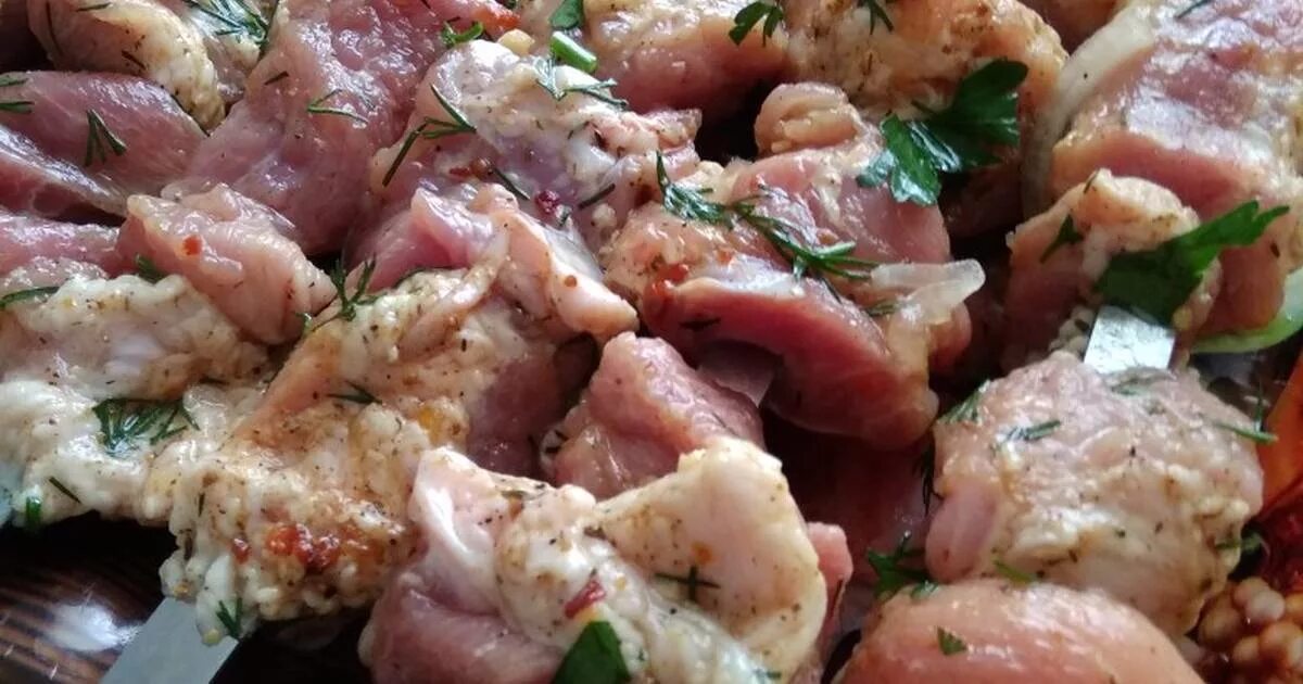 Чтобы шашлык из свинины был мягкий. Маринад для шашлыка. маринад для мяса. мариновка шашлыка. маринованное мясо для шашлыка.
