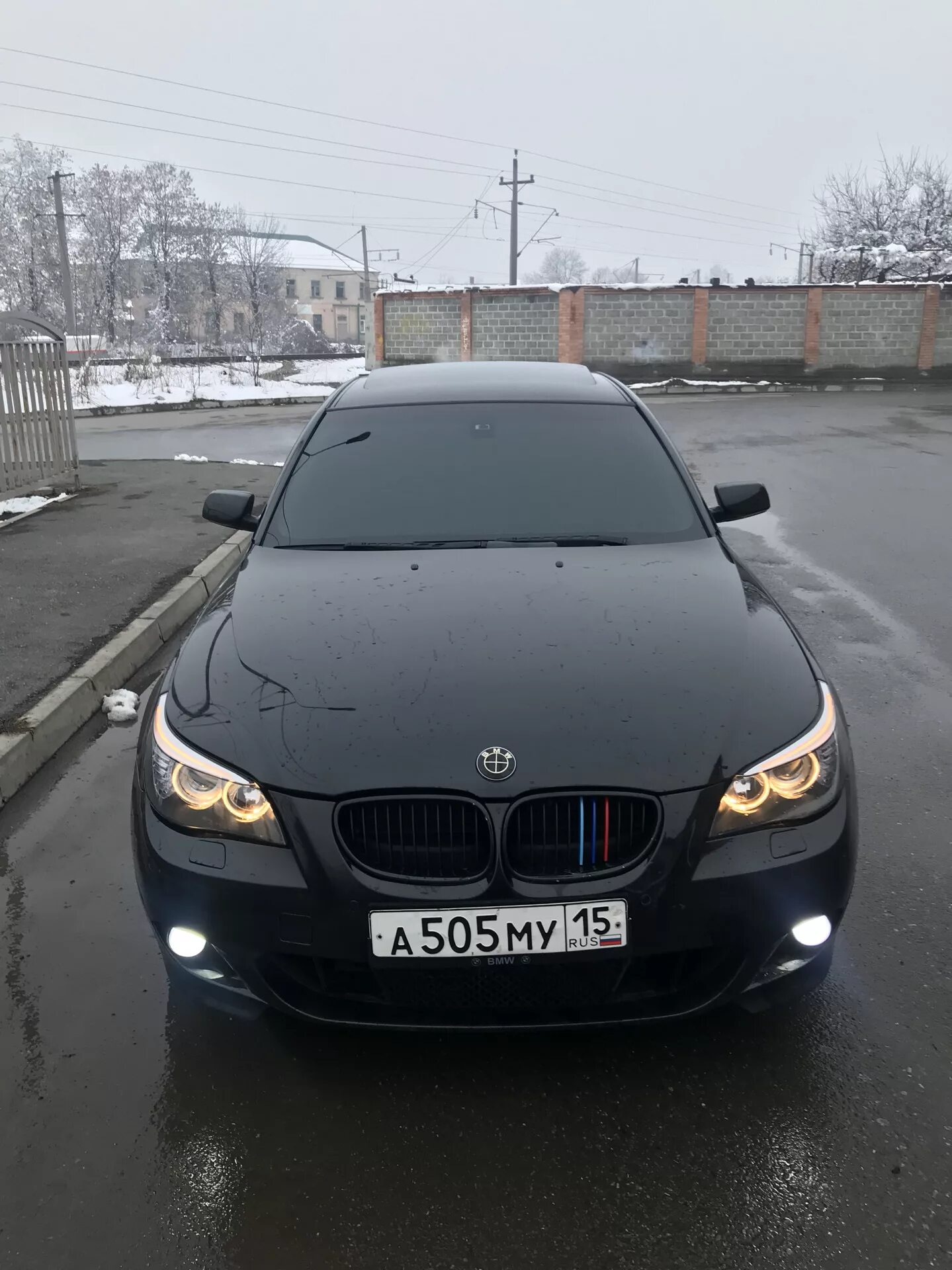 БМВ 5 е60. БМВ е60 тонированная. BMW e60 черная тонированная. BMW 5 e60 черная тонированная. Бмв е60 черная