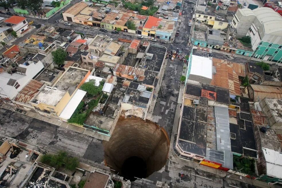 Большая дыра в земле. Карстовая воронка в Гватемале 2010г сейчас. Гватемала Сити дыра. Карстовая воронка Макунджи. Провал в Гватемале.