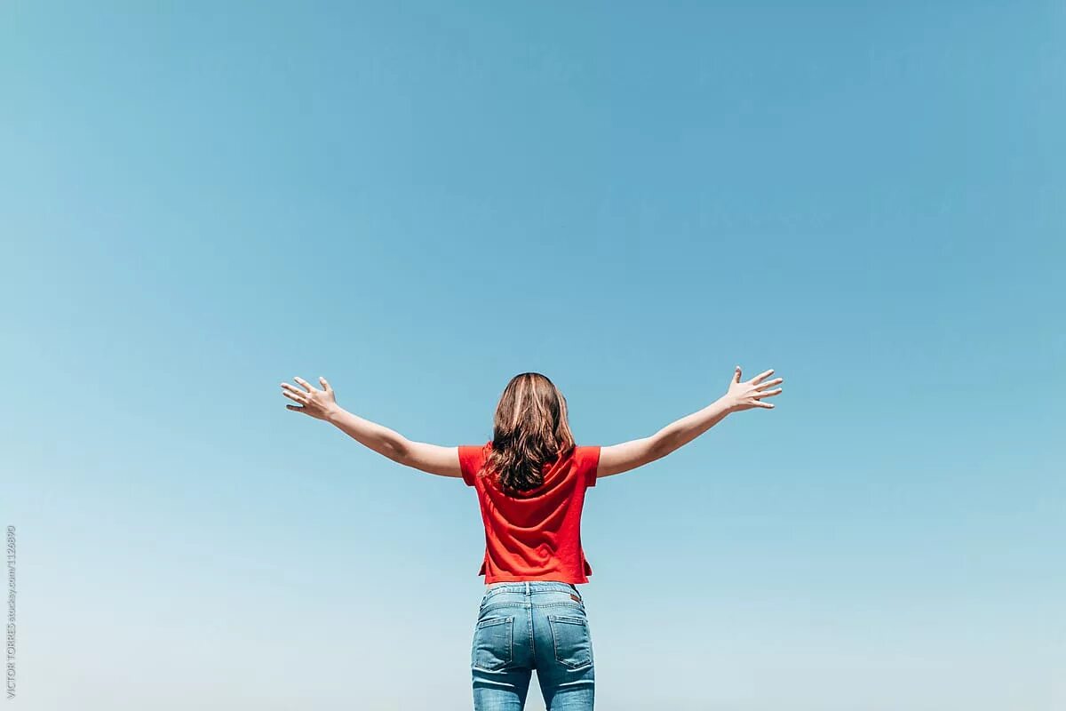 Отражение в воде силуэт. Парень с распростертыми руками. Свобода радость счастье. Open arms honesty. Open arms.