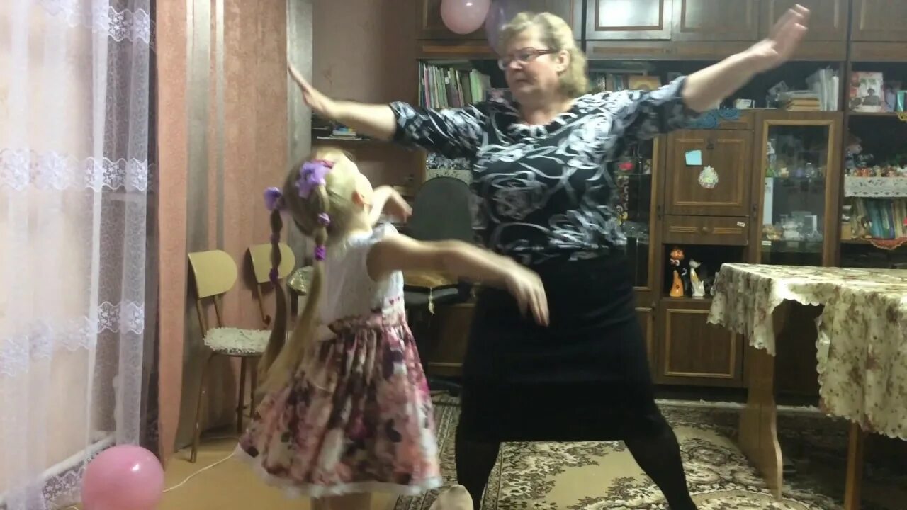 Бабушка и внучка танцуют. Танец бабушки с внучкой. Танец бабушки Кавказа. Танцующая бабушка.