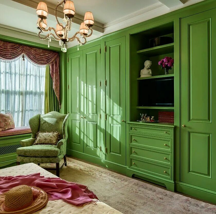 Зеленый деревянный шкаф. Зеленый шкаф в интерьере. Зеленый шкаф в интерьере. Зеленый шкаф. Изумрудные стены в интерьере.