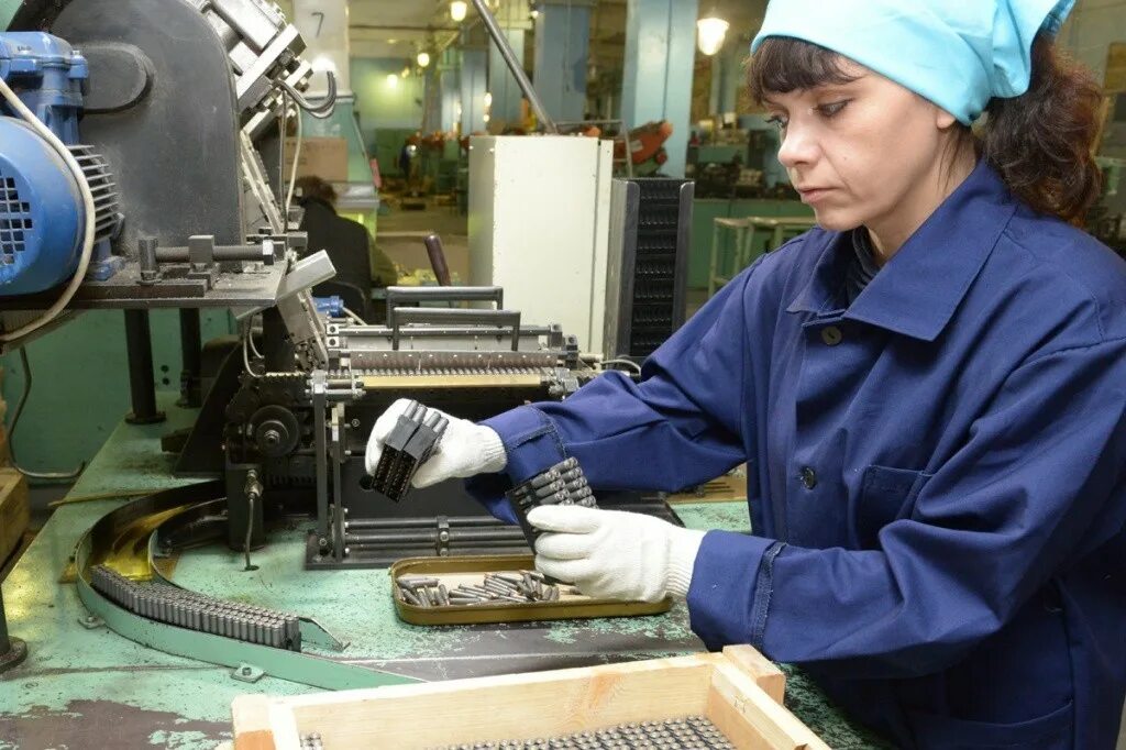 Завод авитек киров. Оборонные предприятия работа для женщин. Слесарь ремонтник. Оборонная промышленность в омске. Предприятие старт екатеринбург.
