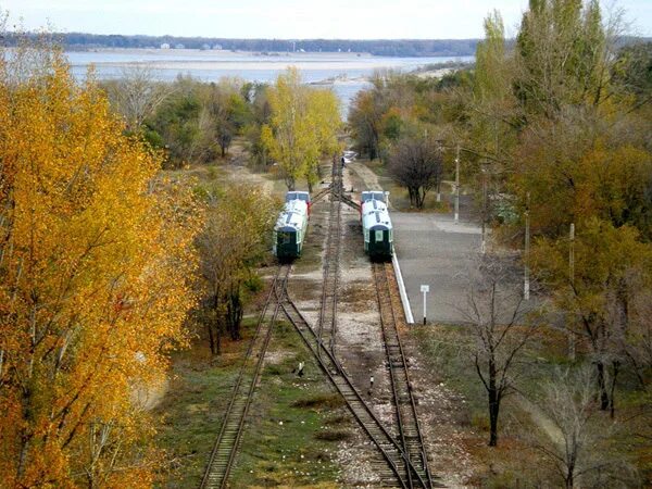 Волгоград поволжский. Приволжская ДЖД Волгоград. Малая Приволжская железная дорога. Приволжская детская железная дорога, Волгоград, улица Калинина, 14. Детская железная дорога Волгоград в парке.