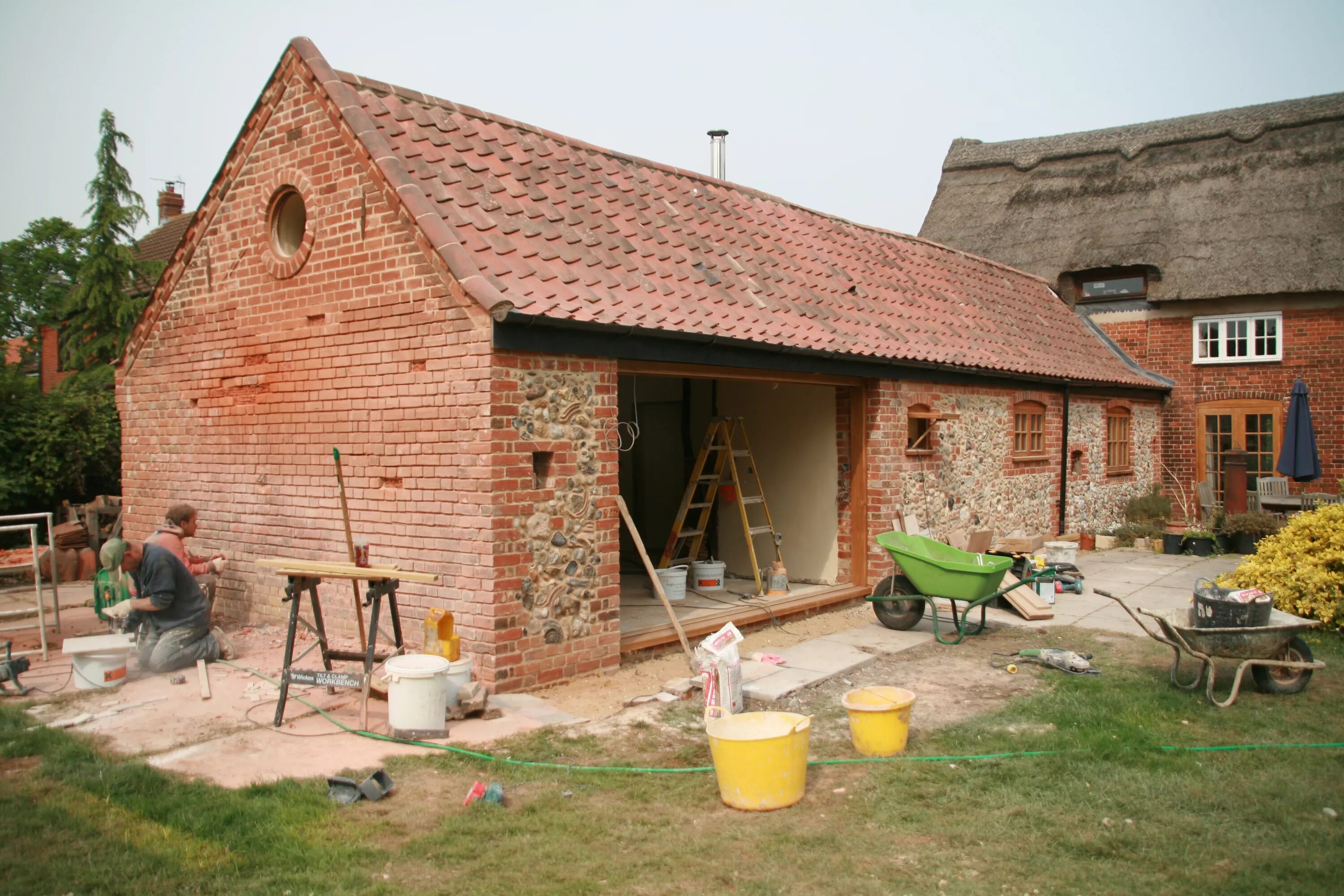 They build a new house. Barn House кирпич. Дом-сарай Barn House. Кирпичный сарай. Небольшой кирпичный сарай.