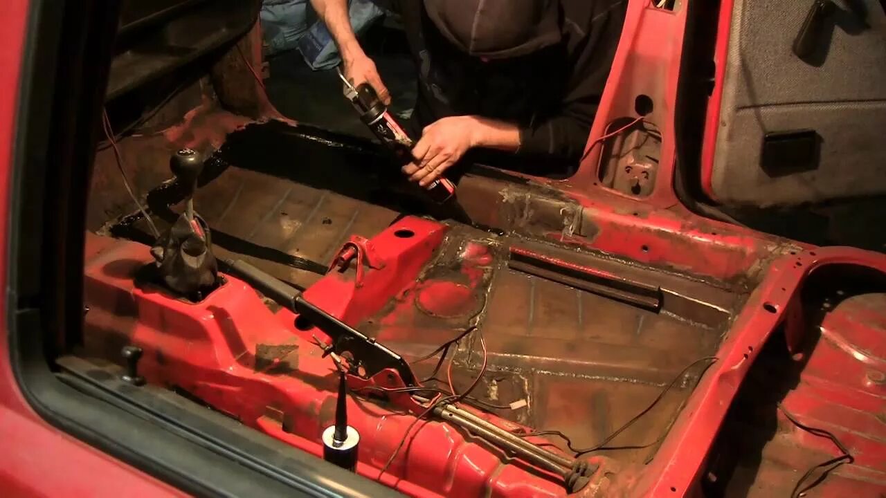 Поддон автомобиля. Герметик для поддона авто. Шовный герметик для уплотнительной резинки 2101. Герметик для сварных швов автомобиля. Шовный герметик автомобильный на металл.