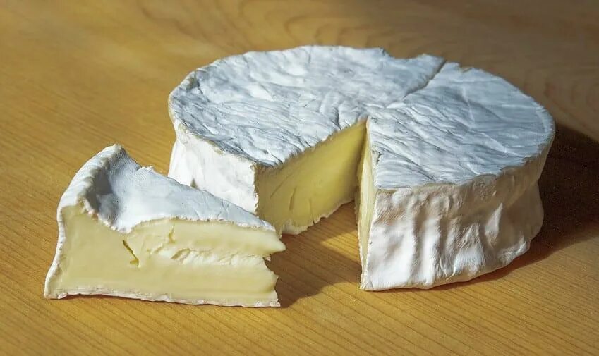 Почему сыр белый. Сыр с белой плесенью. Мягкий сыр с плесенью. Сыр белый мягкий. Мягкий сыр внутри с белой корочкой.
