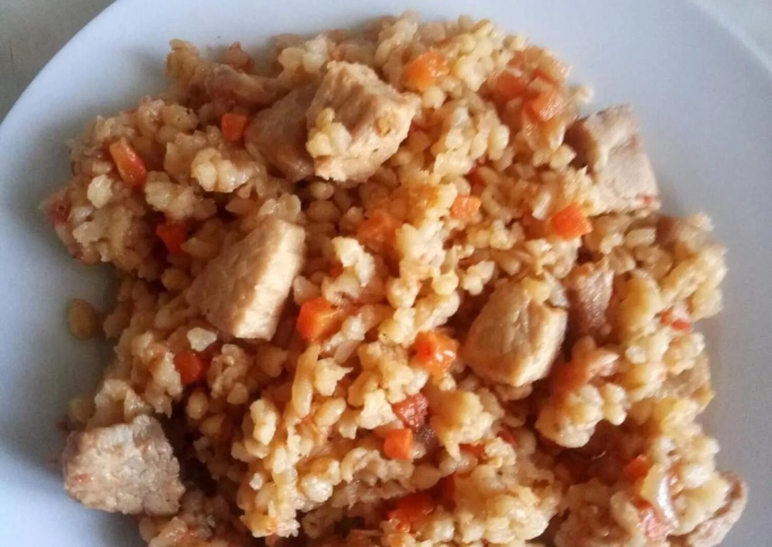 Булгур с мясом и овощами. Булгур крупа с говядиной. булгур с грудкой. булгур с куриной грудкой. булгур каша с мясом.