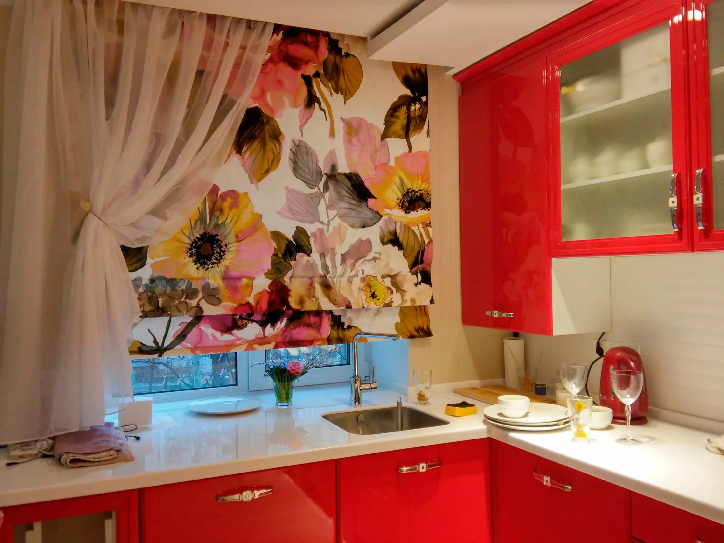 классический интерьер кухни. кухня обои шторы. желтые шторы на кухню. бежевая кухня с зелеными акцентами. занавески для маленькой кухни.