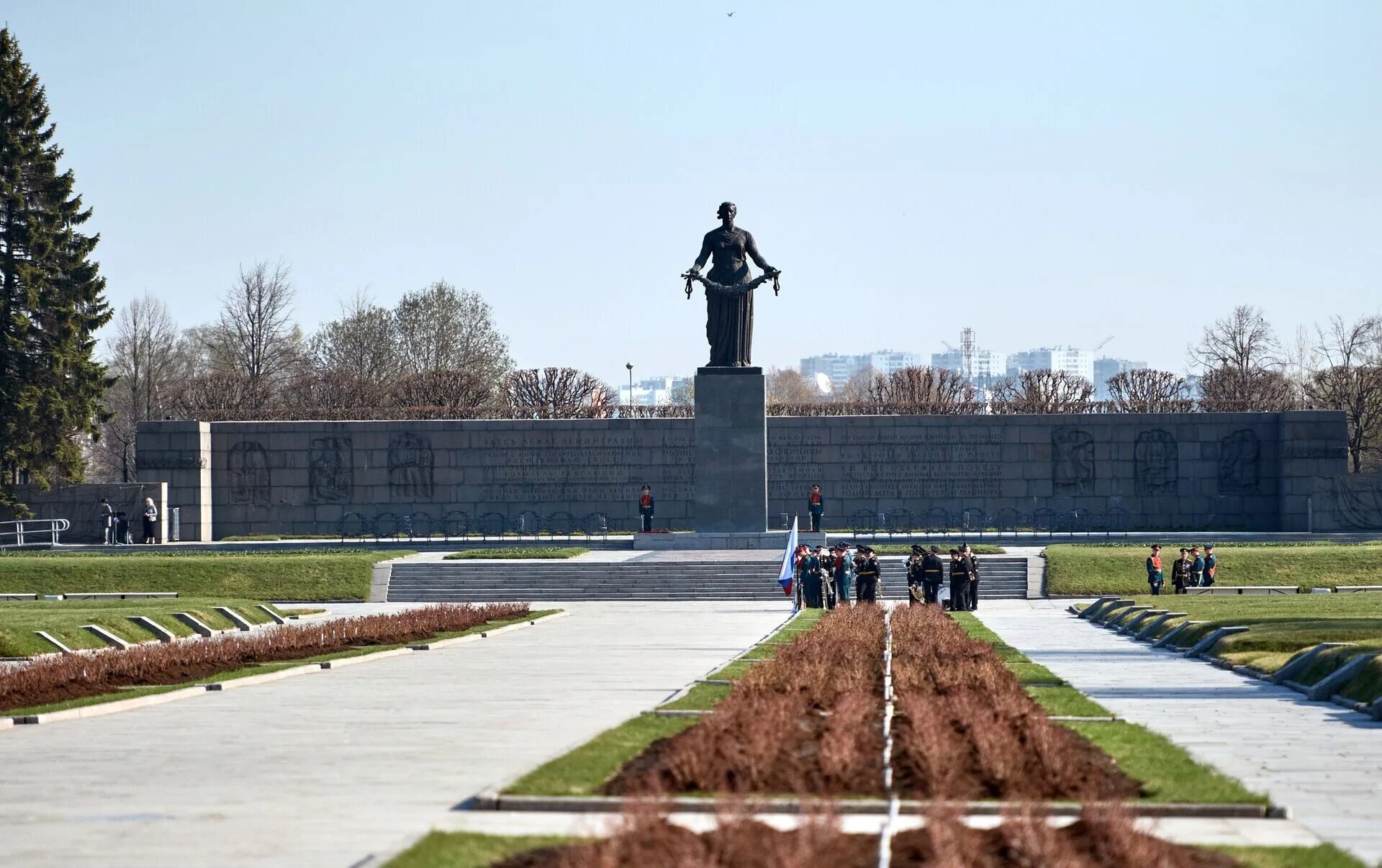 Пискарёвское мемориальное кладбище Санкт-Петербург. Вечный огонь на Пискаревском кладбище. Пискарёвское кладбище в Ленинграде. Пискаревское кладбище блокада Ленинграда. Новости спб пискаревский