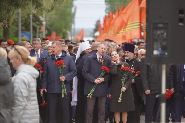 Сколько гвоздик на день победы. Гвоздики возложение. возложение гвоздик к вечному огню. день победы гвоздики. гвоздики у вечного огня.