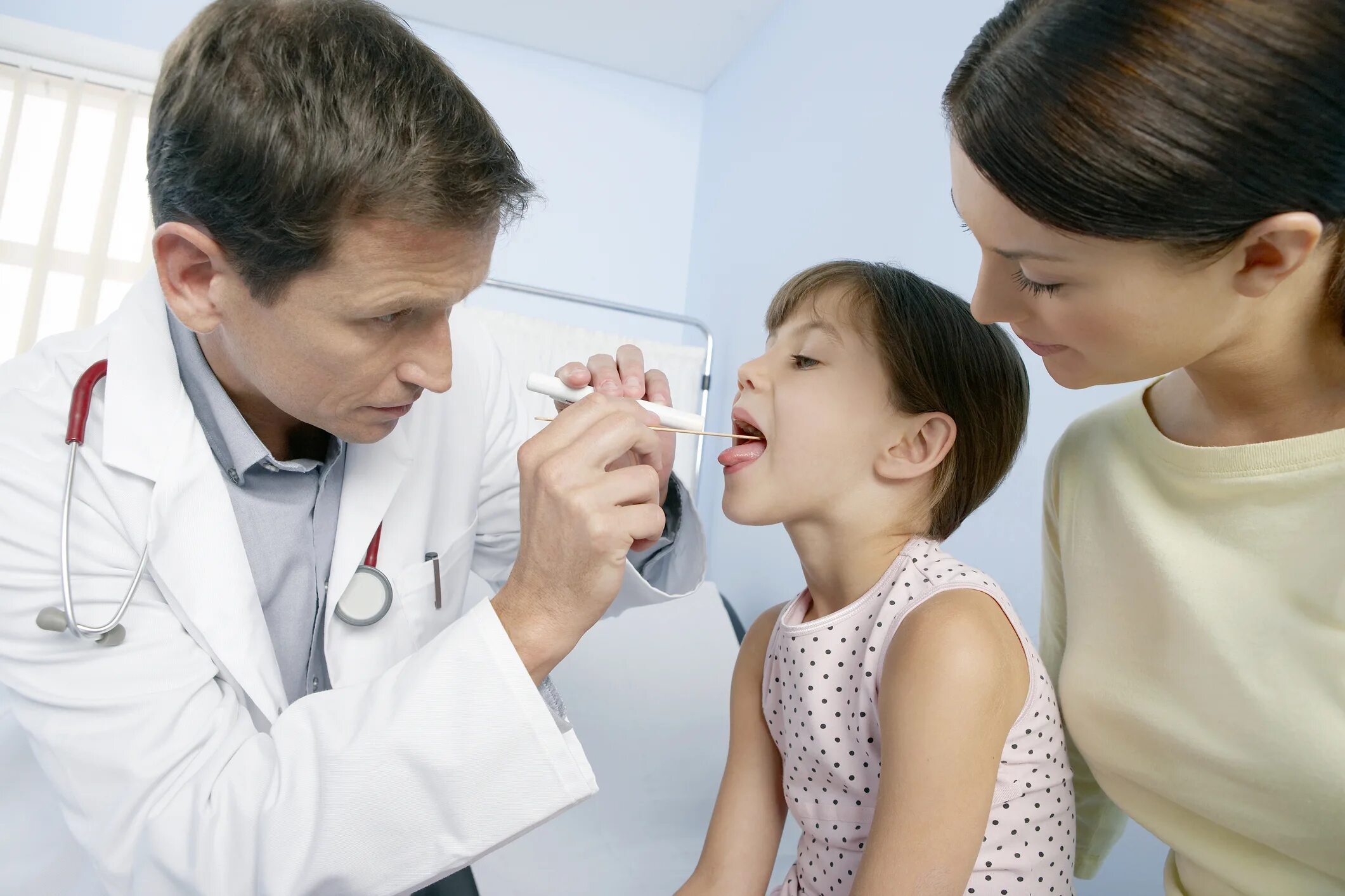 Лечение горла врачи. Мазок из ротоглотки у ребенка. Мазок из зева и носа у детей.