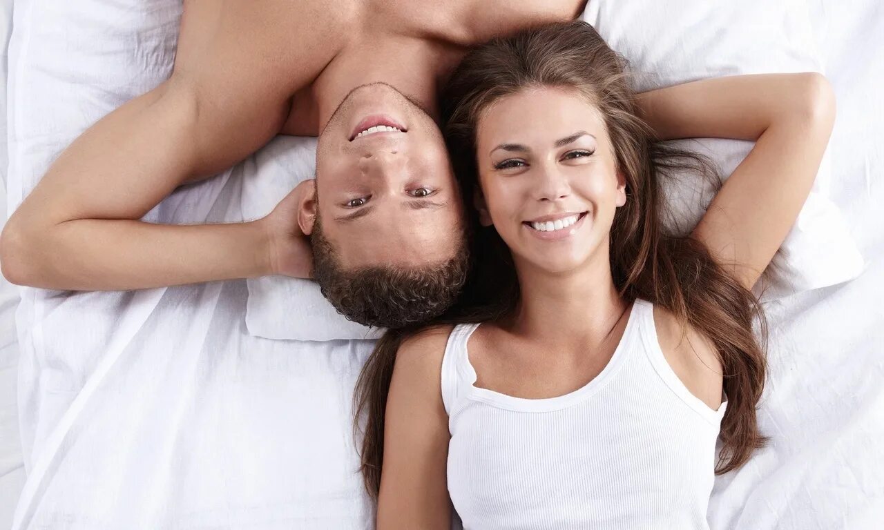 Как улучшить половую. Счастливые мужчина и женщина. Мужчина и женщина здоровье. Молодая пара. Парень и девушка в кровати.