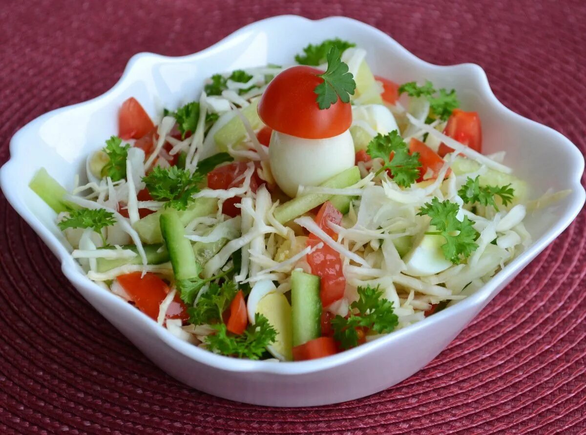 Салат из свежей капусты огурца и помидора. Салат витаминный. Салат здоровье. Салат Витаминка.