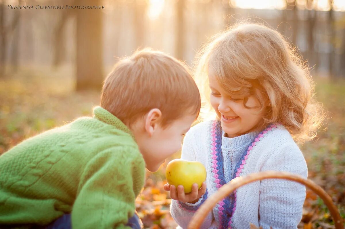 Ребенок угощает. Добрые дети. Ребенок делится с другом. Доброта и щедрость. Как можно заботиться