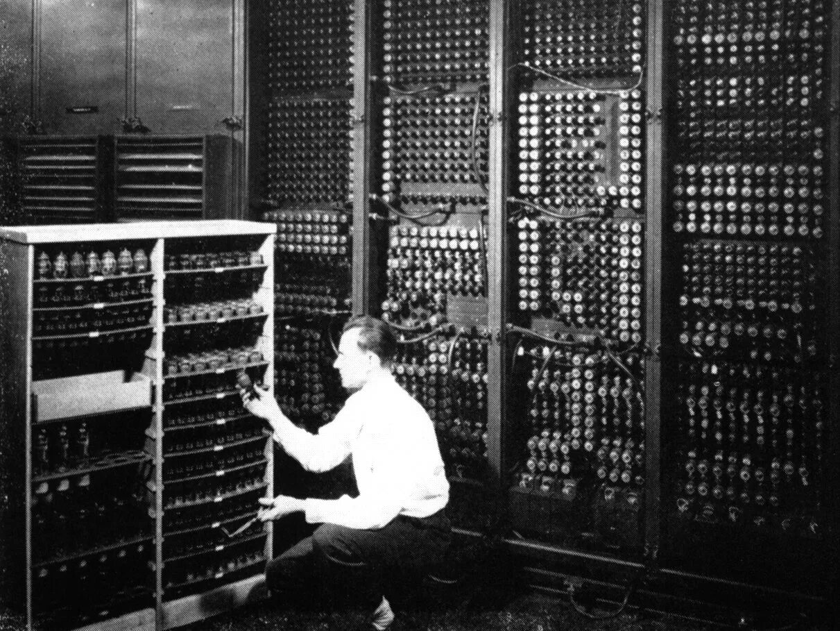 Компьютер созданный в 1945. Компьютер eniac 1946. Первый компьютер эниак. В 1945 году работала первая в ссср аналоговая вычислительная машина. Eniac компьютер 1946 год.