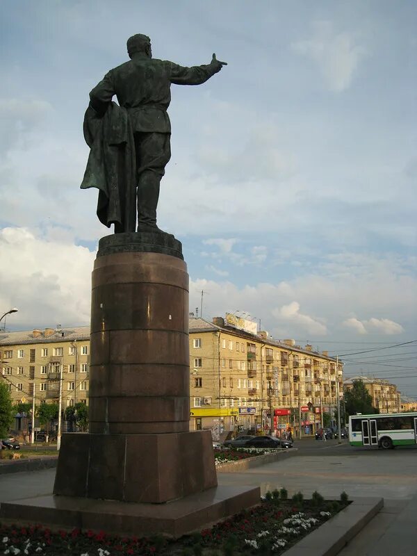 Памятник сергею мироновичу кирову киров. Памятник с. Памятник кирову на московском проспекте. Памятник у цума киров. Октябрьский проспект памятник кирову.