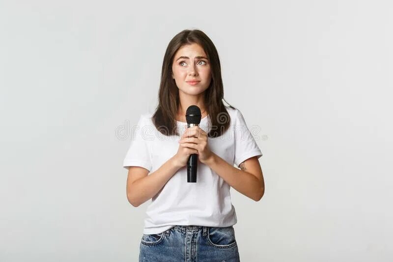 Пение карикатура. Девочка красиво спела под гитару. Девушка с микрофоном. Не бойся виктория черенцова. Девушка диджей.