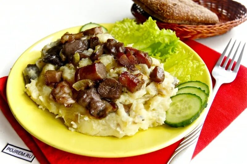 Шампиньоны с картошкой пюре. Картофельное пюре с грибами. картошка пюре с грибами. жареные грибы с пюре. картофельное пюре с шампиньонами.