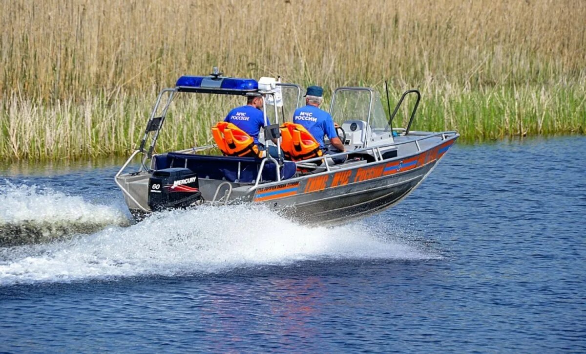 Спасение маломерных судов. Бл-820 катер мчс. Пожарно-спасательный катер кс-950. Государственная инспекция по маломерным судам (гимс). Катер "спасатель".
