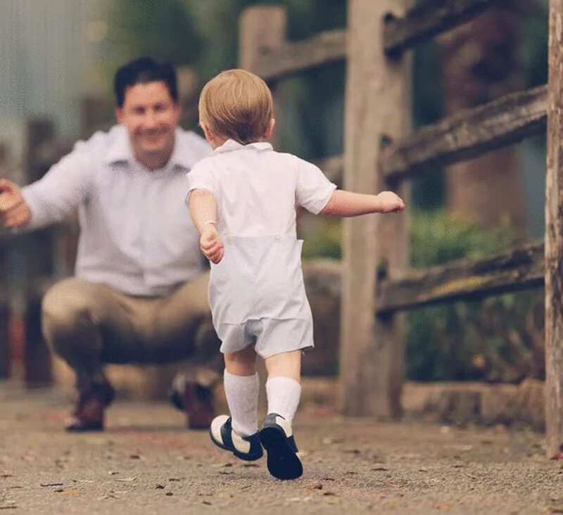 Отец и сын. Дети бегут. Фотосессия папа и сын. Ребенок бежит к отцу. Малыш убегает от мамы