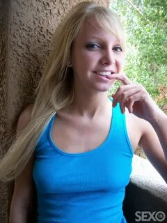 hübsche junge blondine im sexy minirock.