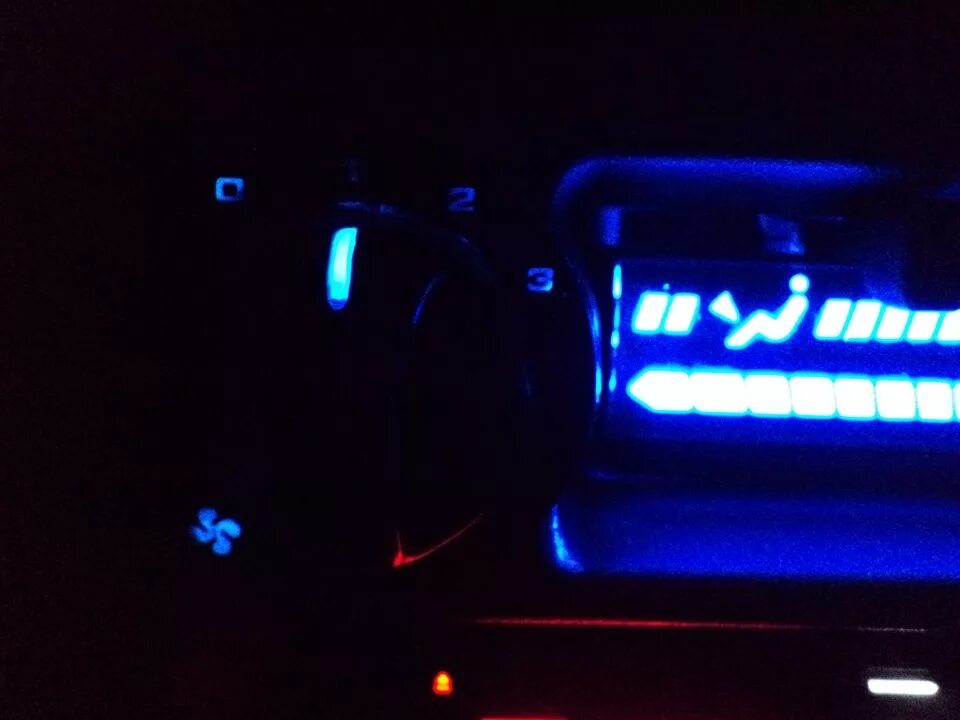 Включить подсветку 10. ВАЗ 2105 подсветка синяя. ВАЗ 21099 синяя подсветка панели управления. Голубая подсветка Citroen c4. Голубые диоды подсветки Corolla 170.