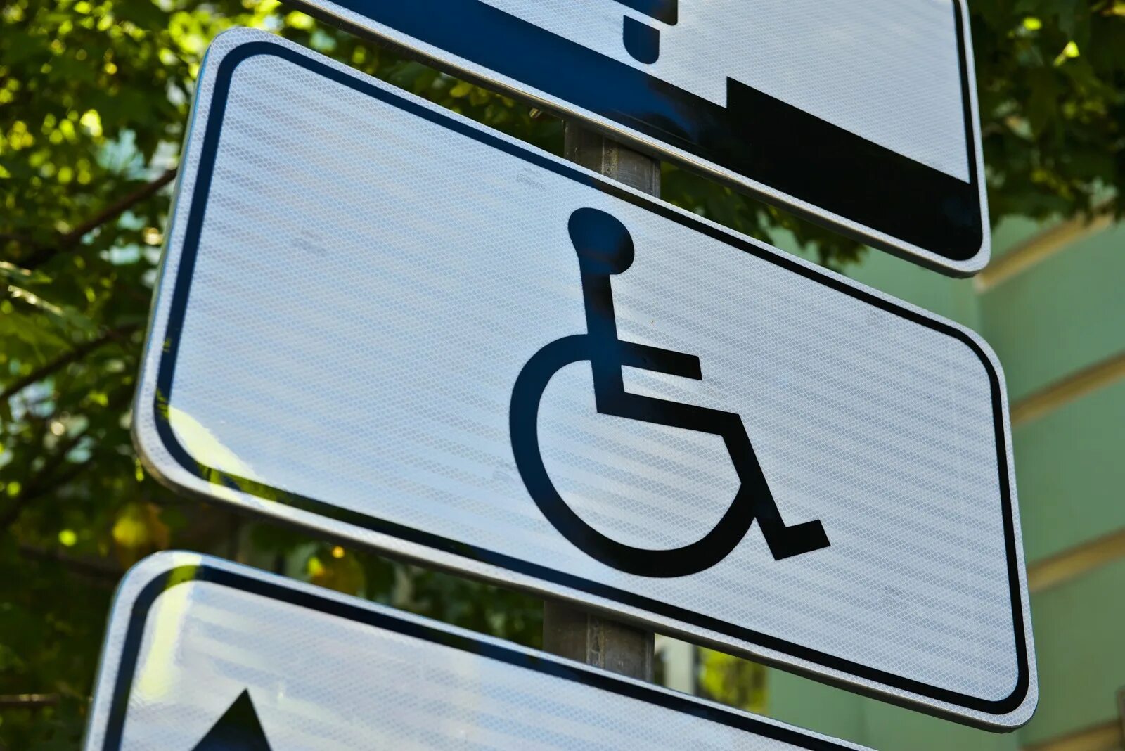 Парковка для инвалидов какой знак. Табличка парковка для инвалидов. Значок парковка для инвалидов. Табличка стоянка для автомобилей инвалидов. Знак место для инвалидов на парковке.