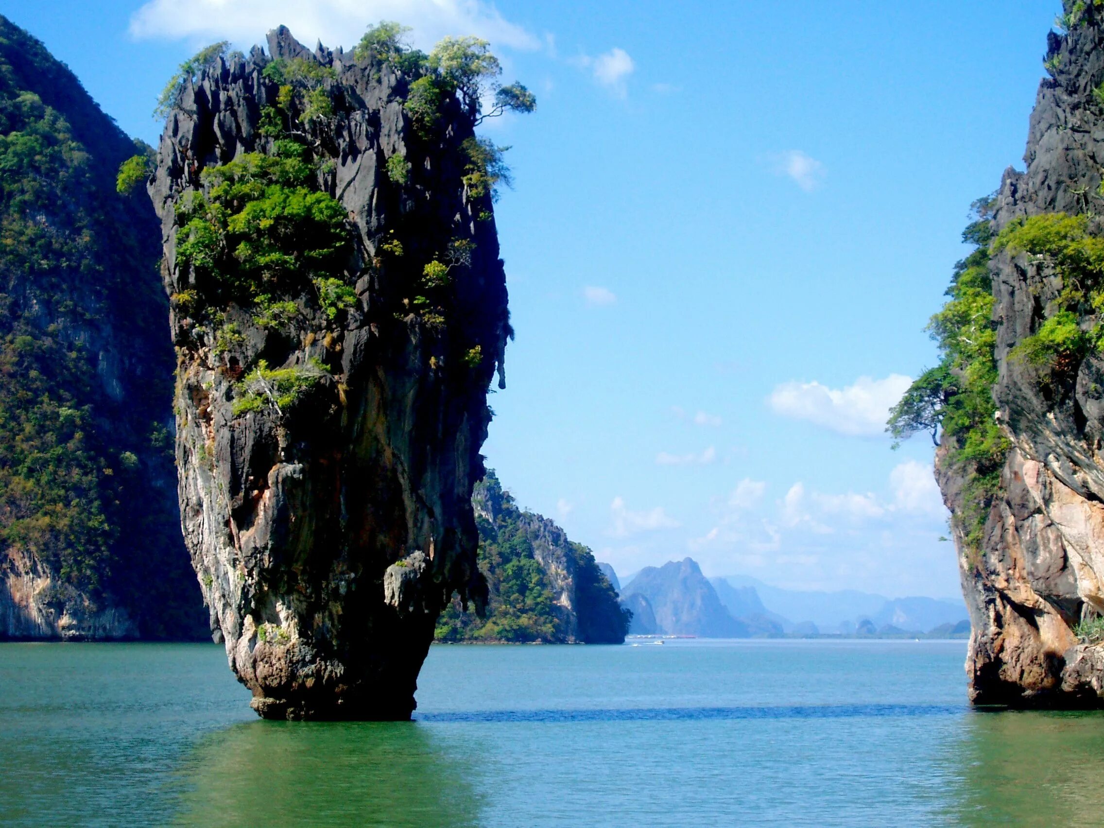 Two large islands. Пхукет острова Пхи Пхи. Краби Пхи-Пхи остров в Тайланде. Таиланд, Пхукет, Андаманское море. Летающие острова Тайланд.