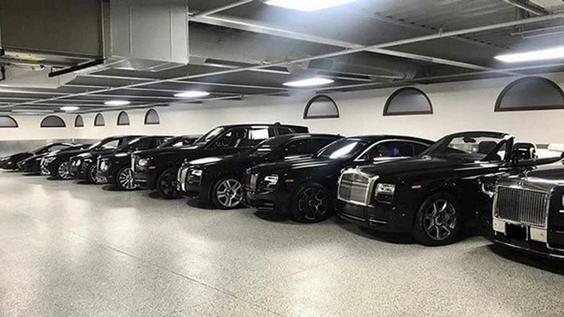 Автопарк магазины. Флойд Мейвезер машины автопарк. Rolls Royce Floyd Mayweather. Флойд Мейвезер гараж. Автопарк флоит маврезера.