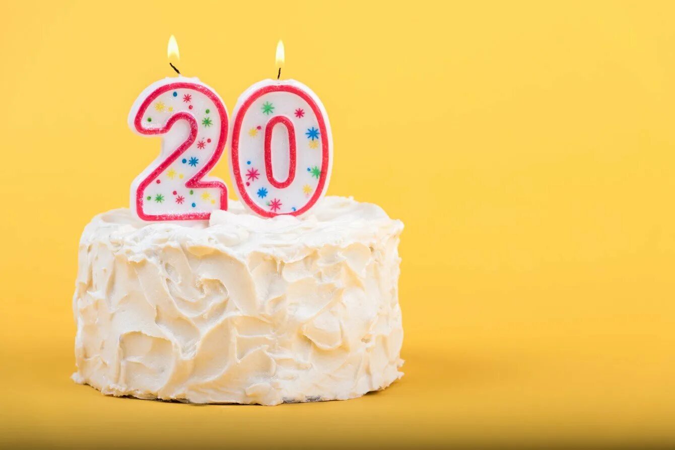 Что можно с 20 лет. Торт со свечами 20 лет. С днём рождения 20 лет. Торт со свечкой 30 лет. Тортик с 10 свечками.