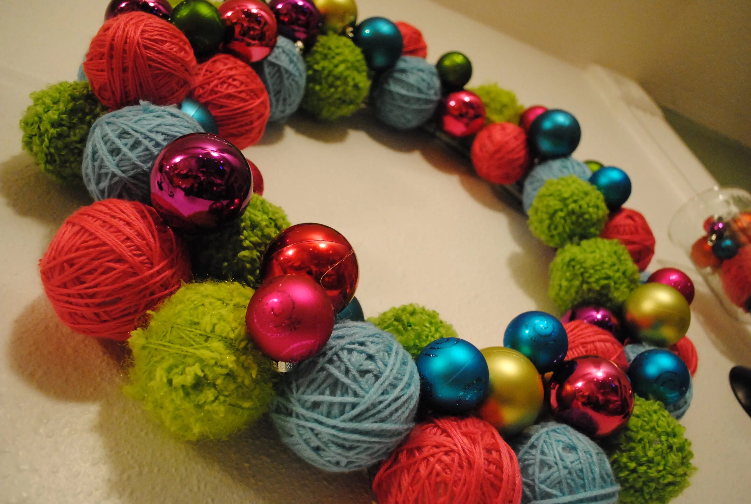 Шар из шерстяных ниток. Шарики из пряжи. Шары из ниток. Помпоны для детей. Помпон из пряжи.