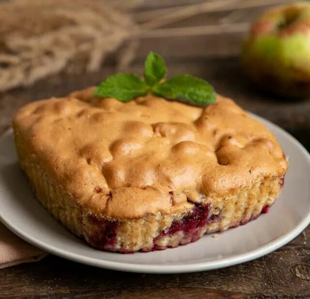 Шарлотка из замороженных яблок в духовке. Шарлотка с яблоками юлии высоцкой. Шарлотта пирог. Пирог чб. Ленивая шарлотка.