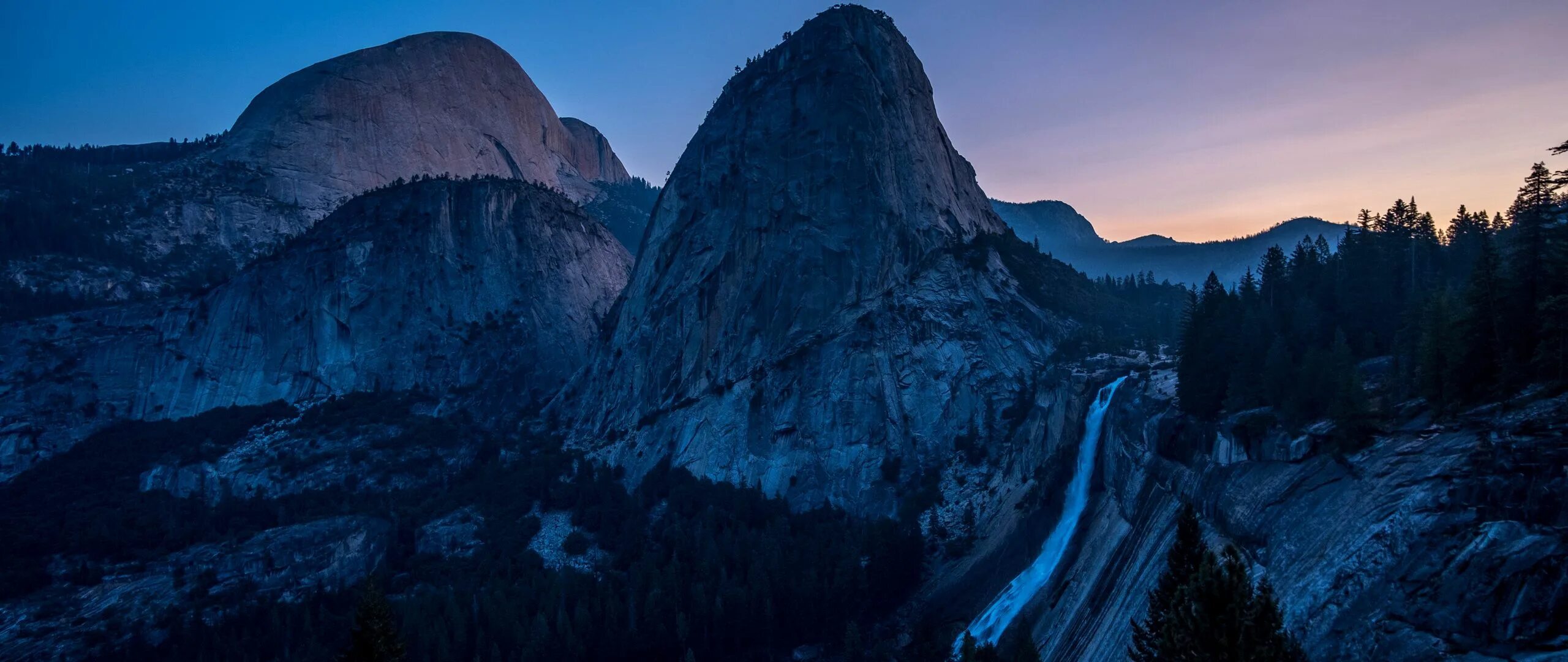 Горы Сумерки. Горы панорама Сумерки. Горы в сумерках фото. Ночные обои Yosemite. Сумерки водопад