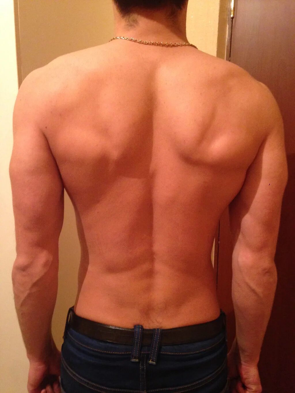 Плотный спина. Мужская спина. Широкая мужская спина.