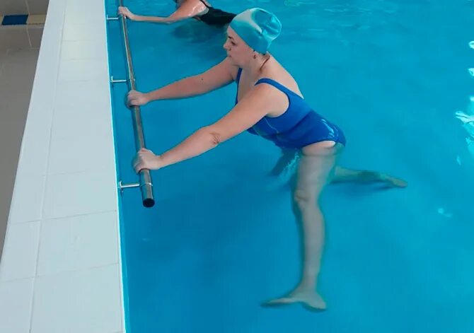 Бассейн после эндопротезирования. Гимнастика в бассейне для тазобедренного сустава. Плавание для коленного сустава. Упражнения в бассейне для тазобедренного сустава. Упражнения для коленей в бассейне.