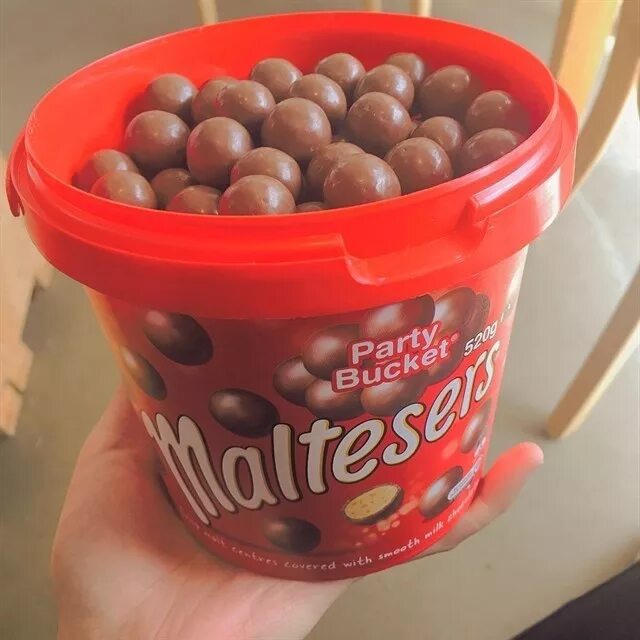 Maltesers шарики купить. Maltesers конфеты ведро. Шоколадные шарики Maltesers. Шоколадные шарики Maltesers ведро. Шоколадные конфеты Maltesers.